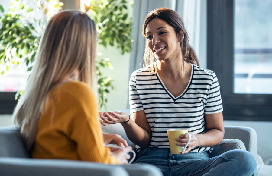 Glimlachende vrouwen in gesprek Glimlachende vrouwen in gesprek